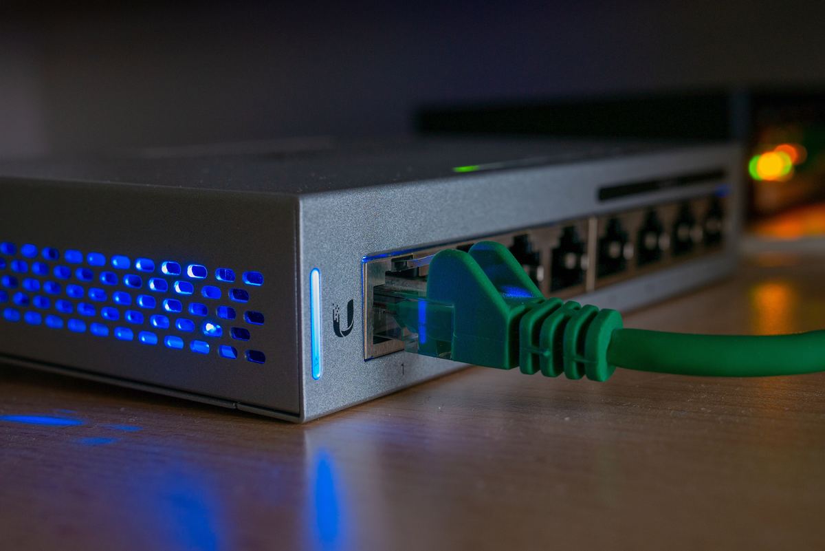 Patch panel con cableado estructurado ordenado