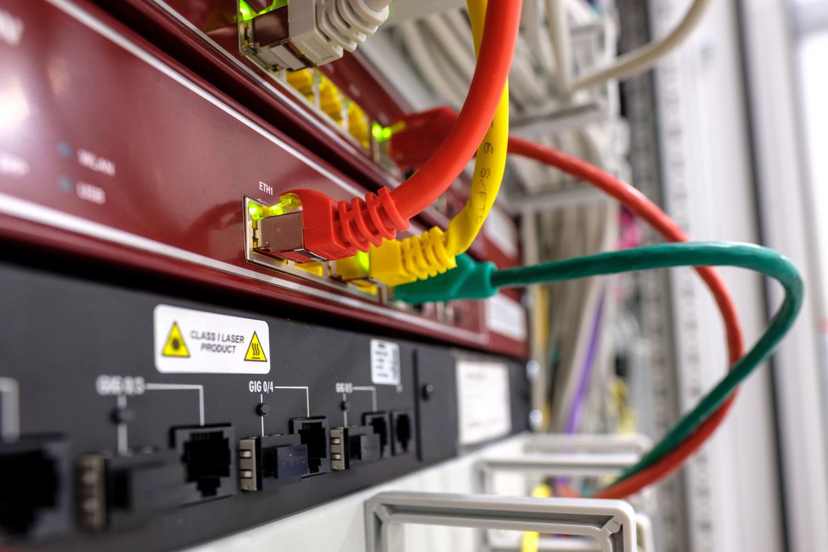 Router y switches de red en un gabinete
